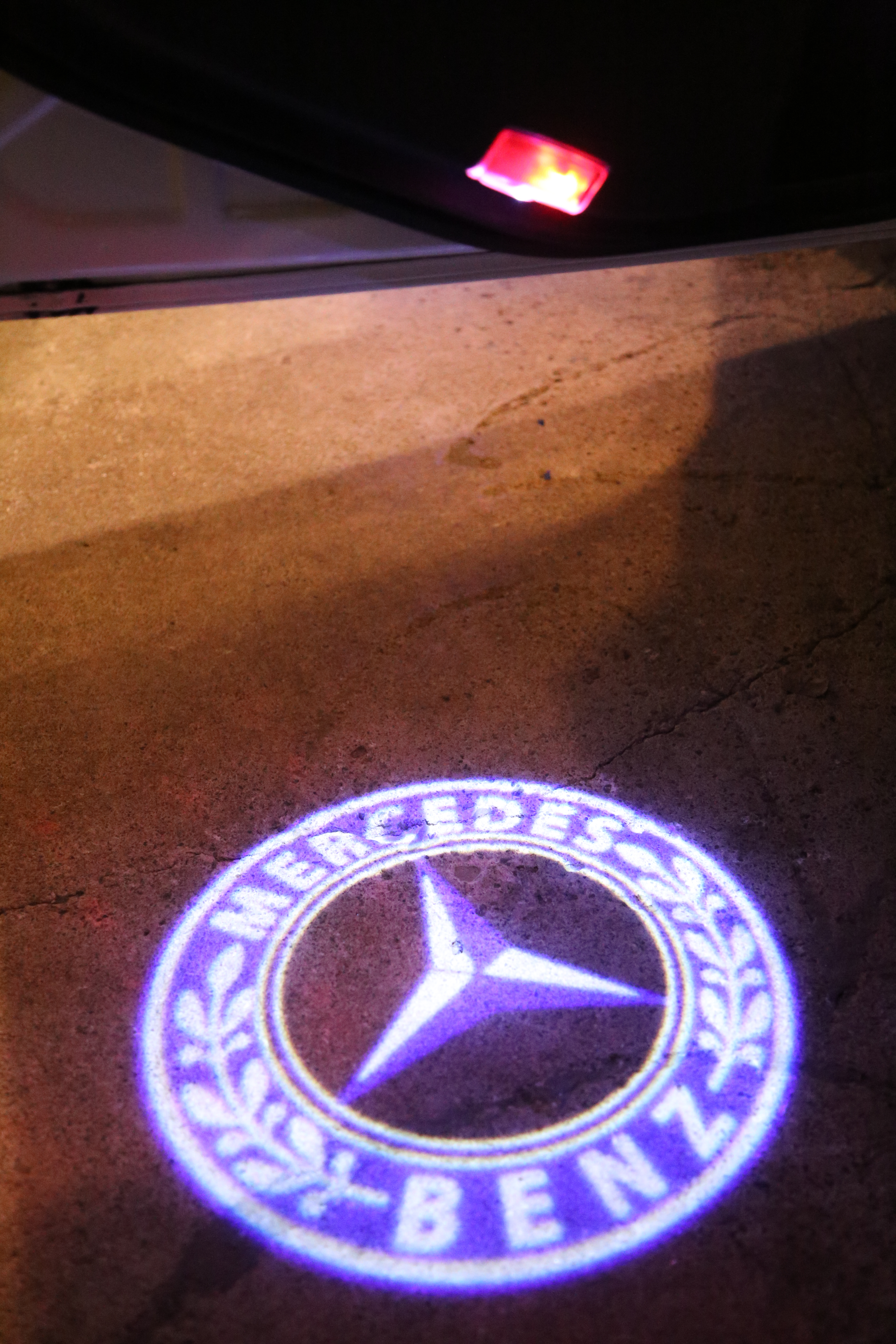 Full-color laurel wreath and Mercedes-Benz star logo